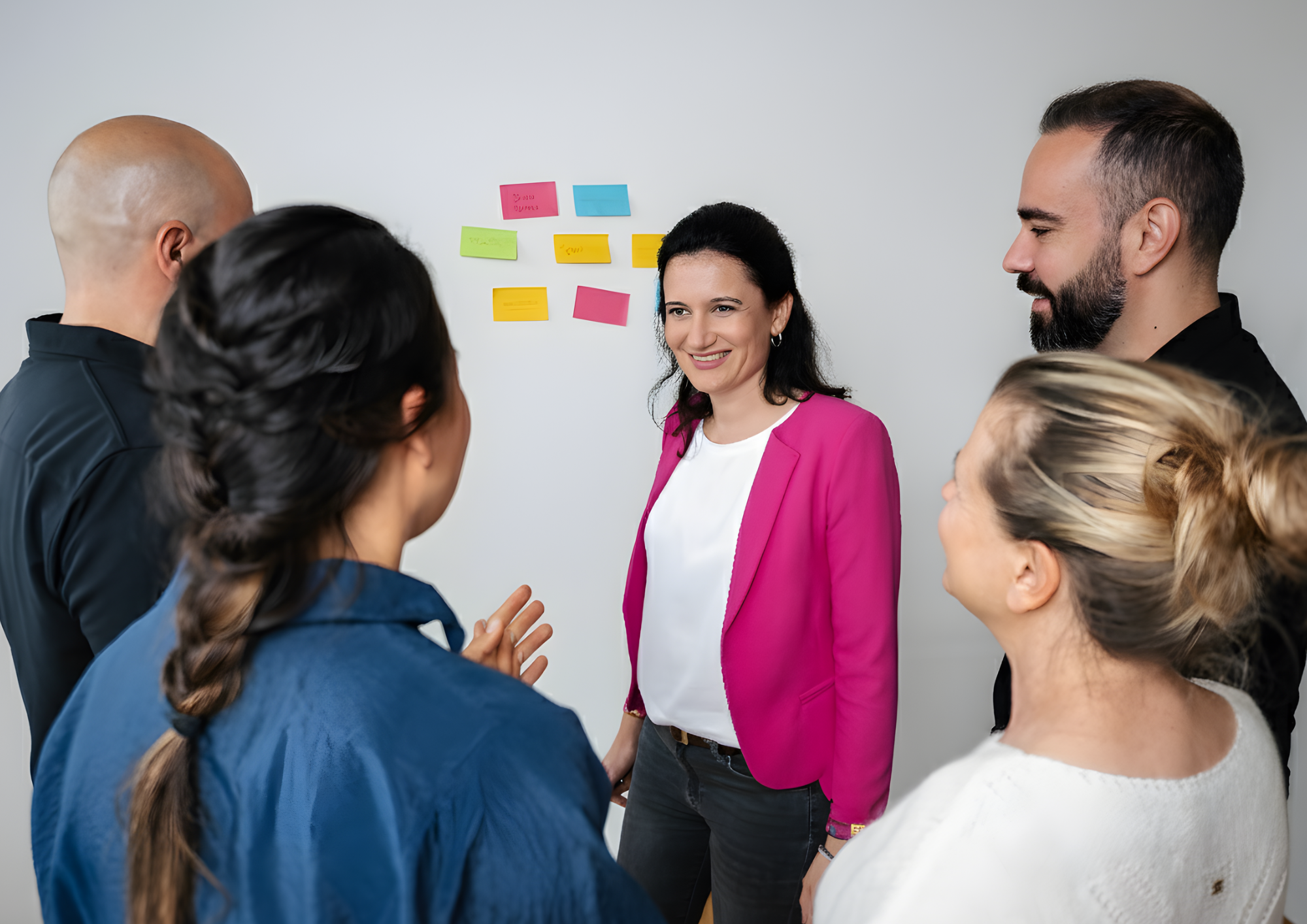 Cornelia Gürtler mit vier Kunden während eines Burnout-Prävention Workshops.
